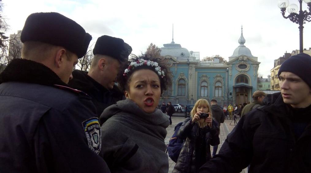 Під Радою дівчата з FEMEN вимагали прийняття антигомофобського закону - фото 2