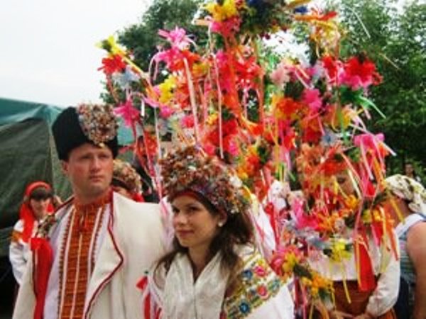 Розцяцьковані дерева, коні замість кортежів і дірки від бубликів: Обряди і традиції гуцульського весілля - фото 5 Розцяцьковані дерева, коні замість кортежів і дірки від бубликів: Обряди і традиції гуцульського весілля - фото 5