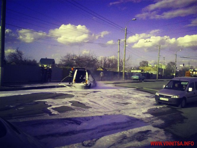 У Вінниці посеред дороги спалахнув автомобіль - фото 2