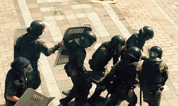 У міліціонерів під Радою кинули бойову гранату (ФОТО) - фото 5