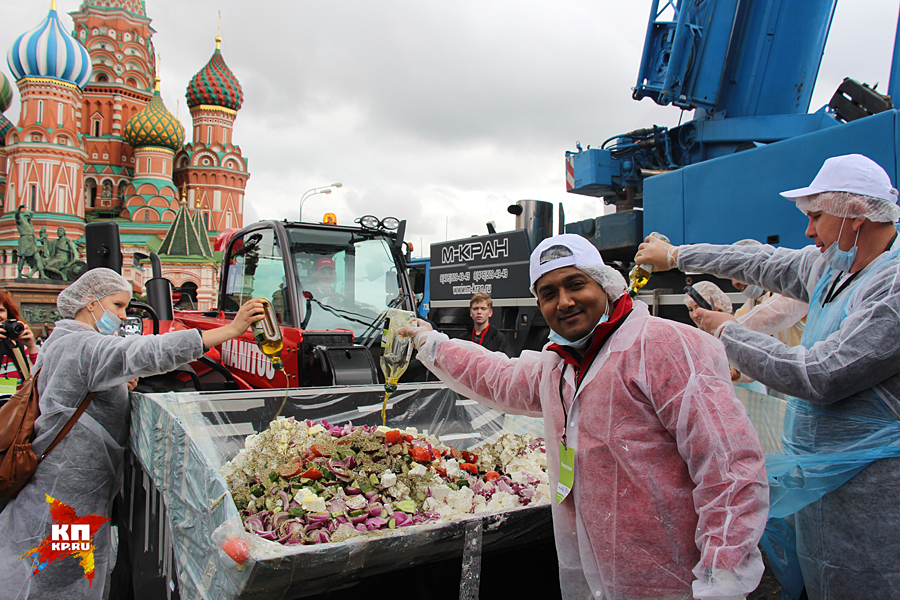 Новий їдлорекорд під Кремлем: Росіян годували грецьким салатом із самоскида  - фото 2