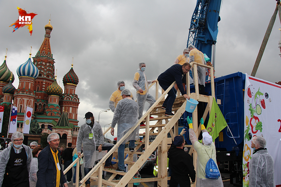 Новий їдлорекорд під Кремлем: Росіян годували грецьким салатом із самоскида  - фото 1