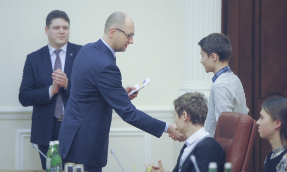 Яценюк видав 16 ID-паспортів юним українцям (ФОТО) - фото 2