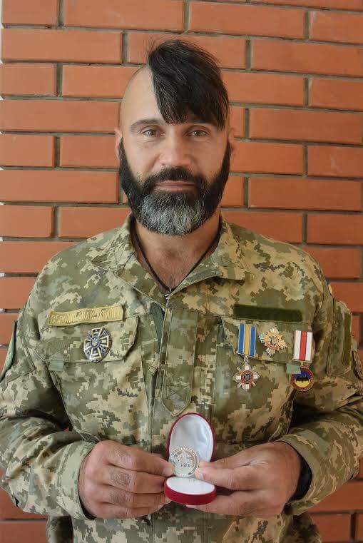 Закарпатські волонтери вручили військовим ексклюзивні срібні нагороди - фото 2