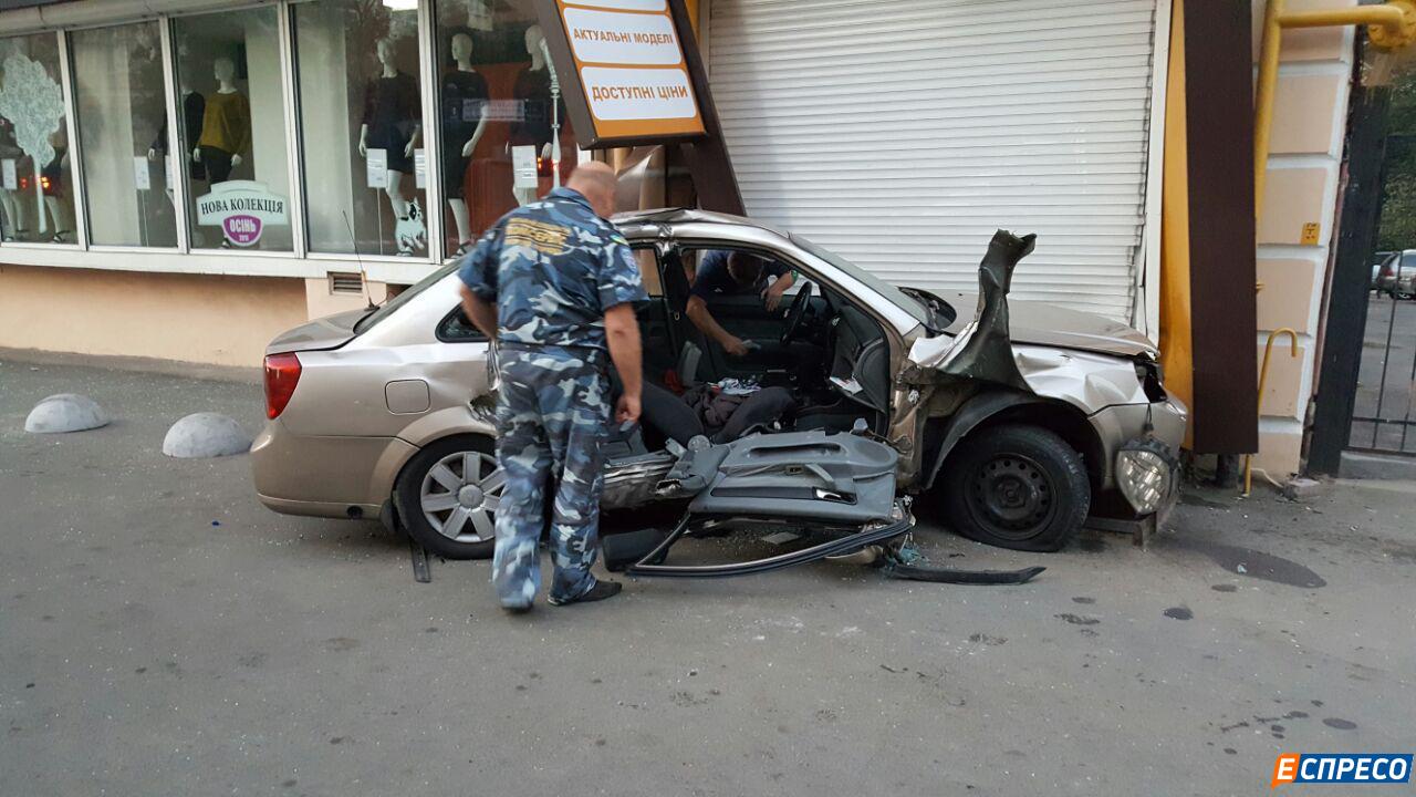 У центрі Києва авто патрульних протаранило таксі. Госпіталізовані троє людей - фото 2