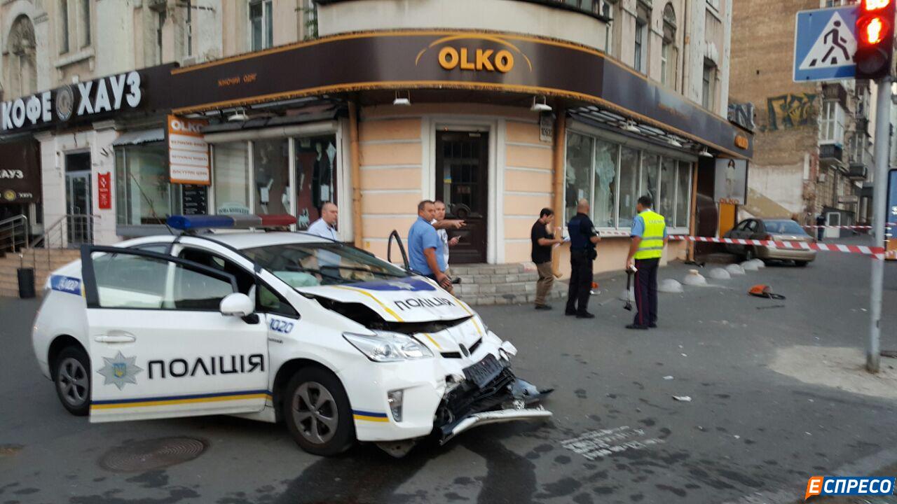У центрі Києва авто патрульних протаранило таксі. Госпіталізовані троє людей - фото 3