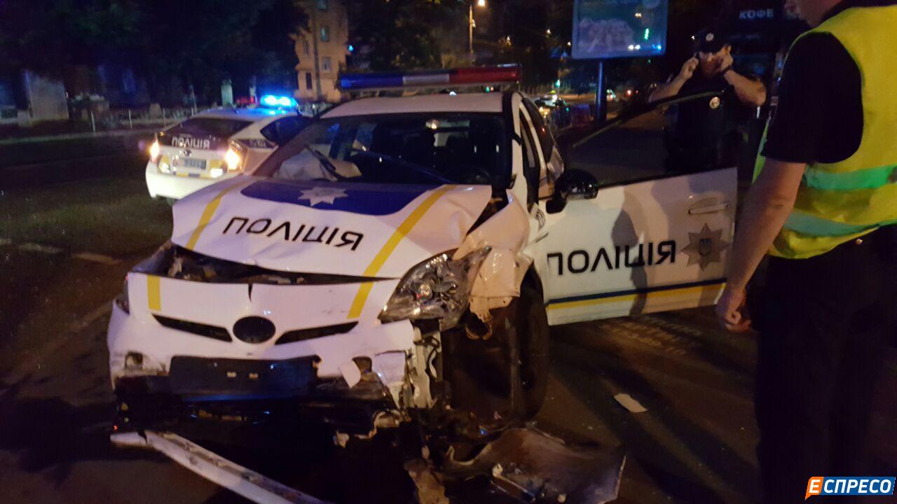 У центрі Києва авто патрульних протаранило таксі. Госпіталізовані троє людей - фото 4