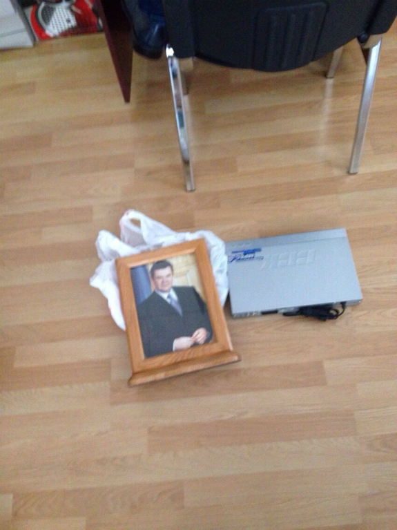 У Харкові підозрюваний у хабарництві суддя зберігав у кабінеті портрет Януковича - фото 1