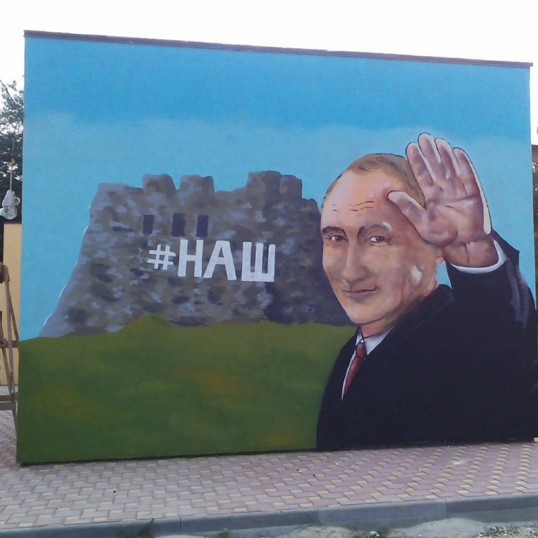 До приїзду Путіна в Криму розмалювали стіни потворними портретами "царя"  - фото 3