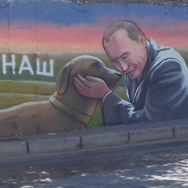 До приїзду Путіна в Криму розмалювали стіни потворними портретами "царя"  - фото 1