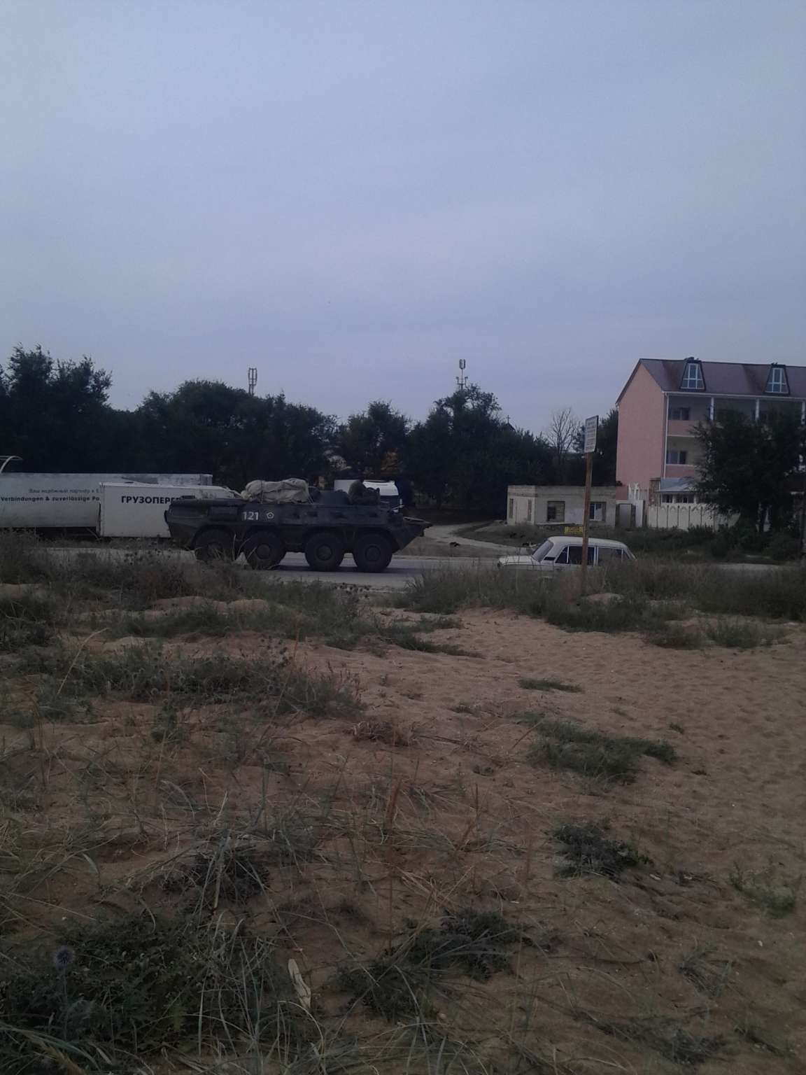 Як в окупованому Криму вздовж пляжів їздить військова техніка - фото 3