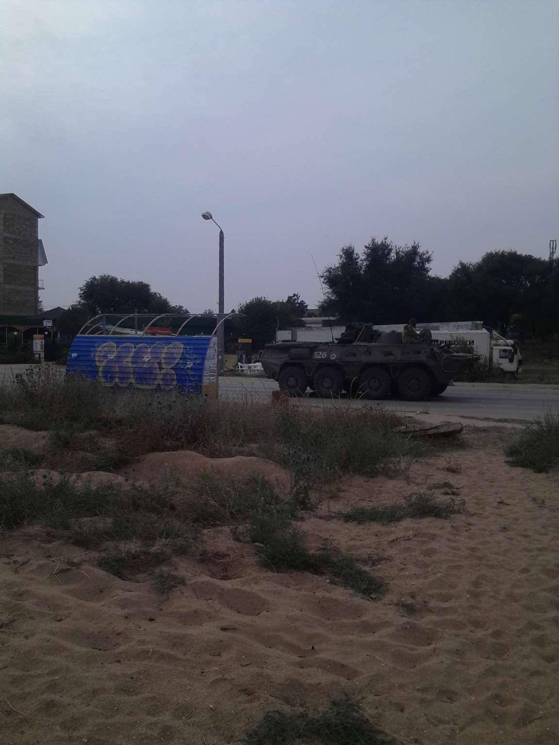 Як в окупованому Криму вздовж пляжів їздить військова техніка - фото 2
