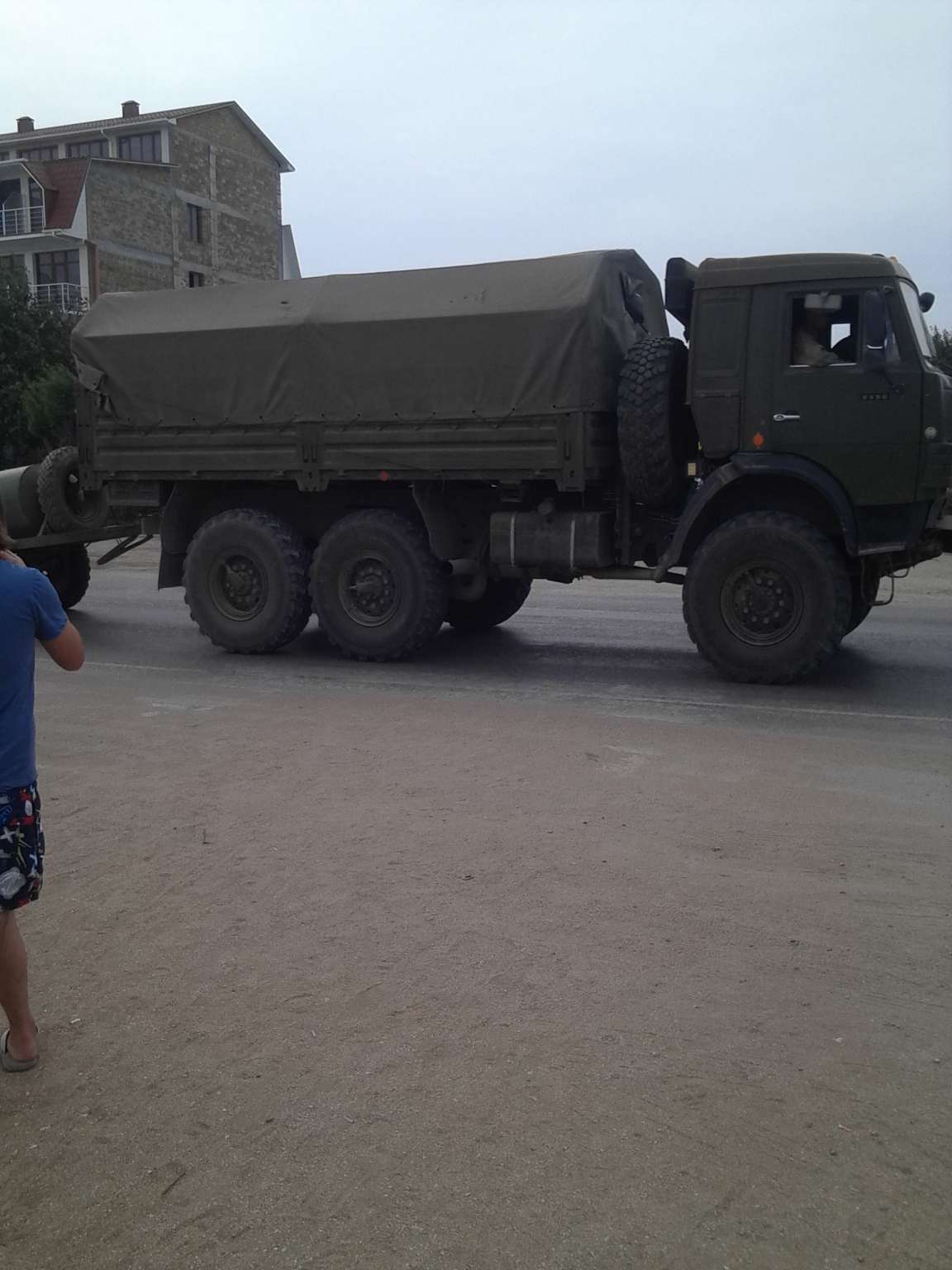 Як в окупованому Криму вздовж пляжів їздить військова техніка - фото 1