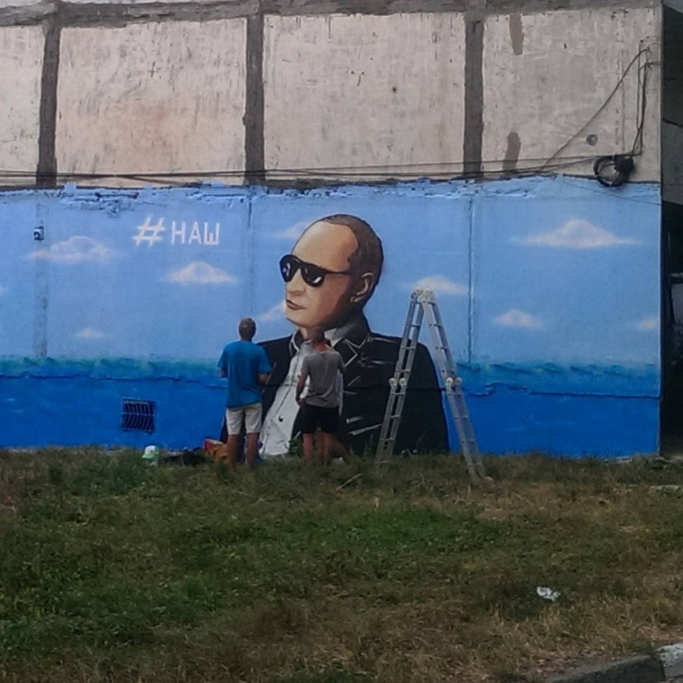 До приїзду Путіна в Криму розмалювали стіни потворними портретами "царя"  - фото 2