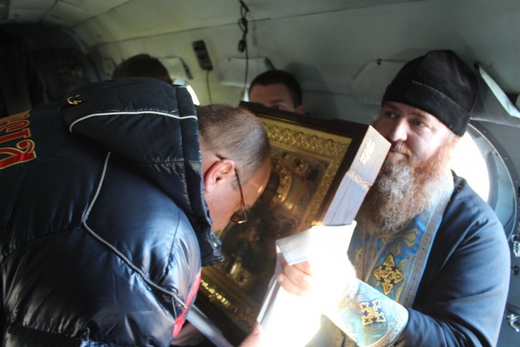 Священик на вертольоті освятив окупований Сімферополь - фото 1