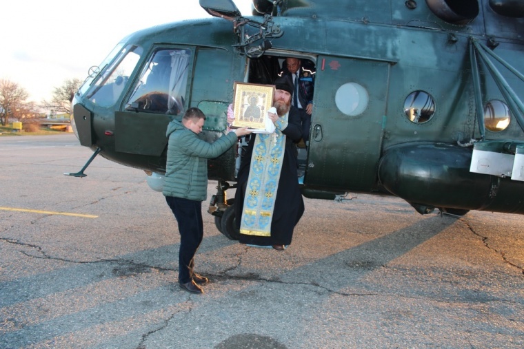 Священик на вертольоті освятив окупований Сімферополь - фото 3