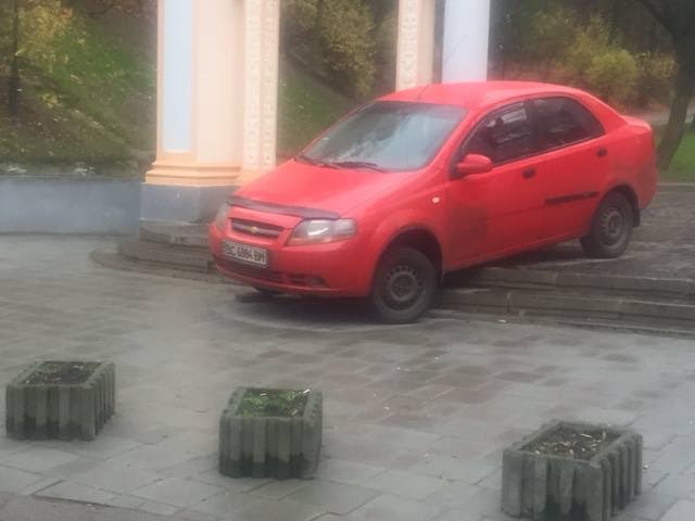 У Львові водій автомобіля сам себе покарав за проїзд парком - фото 1