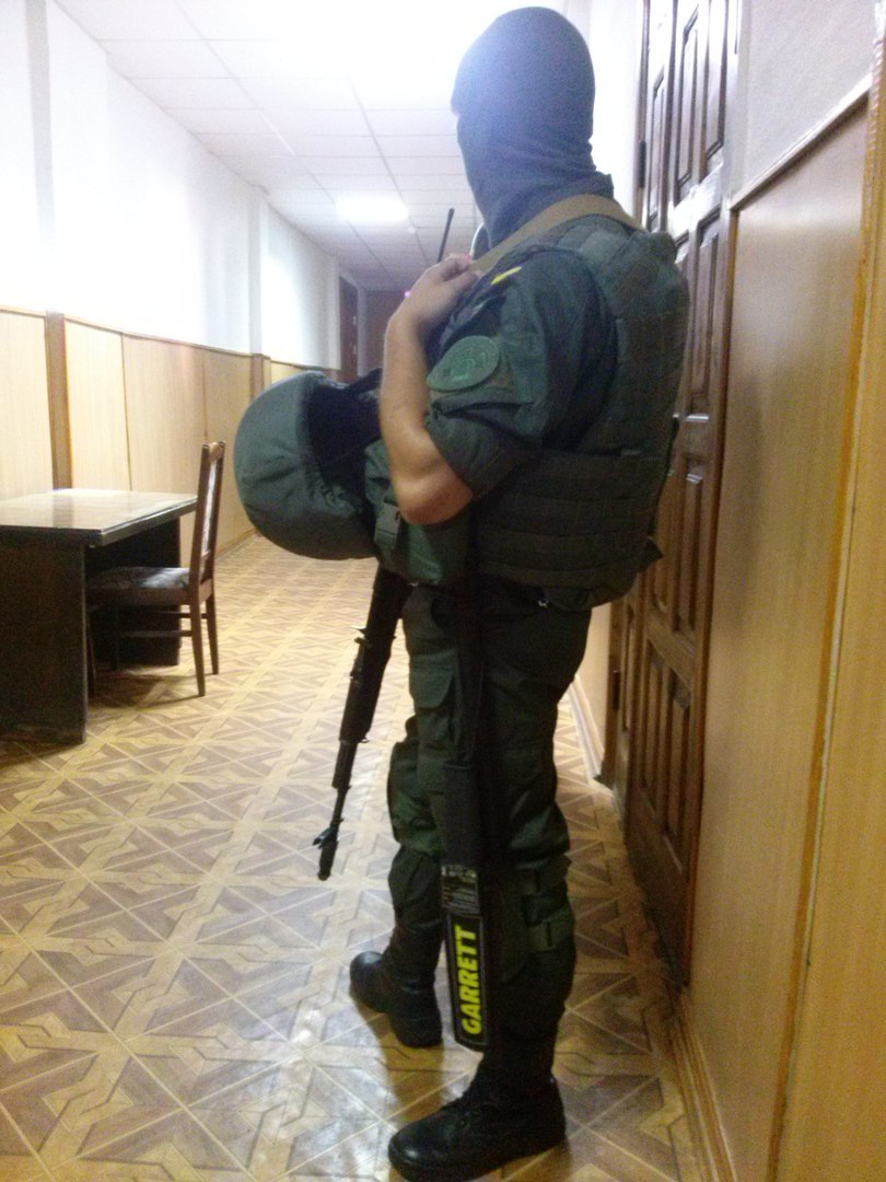 У Харкові суд по Штепі: залу охороняють бійці в балаклавах і з автоматами - фото 1