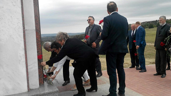 Парламентарі з Італії висадилися в Криму, щоб побачити трагедію (ФОТО) - фото 1