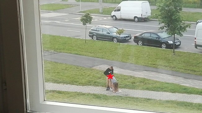 У Мінську пара зайнялася сексом прямо на тротуарі - фото 2