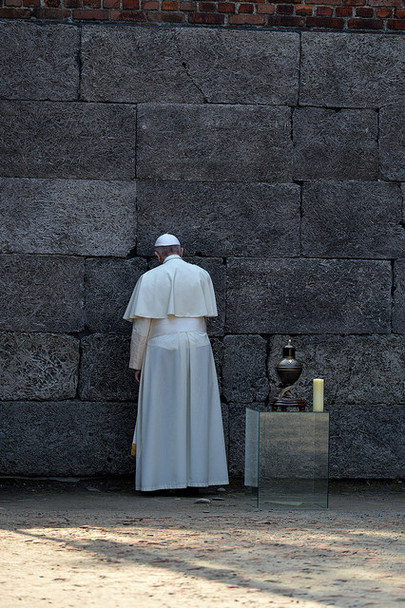 Папа Римський помолився у концтаборі Аушвіц - фото 2