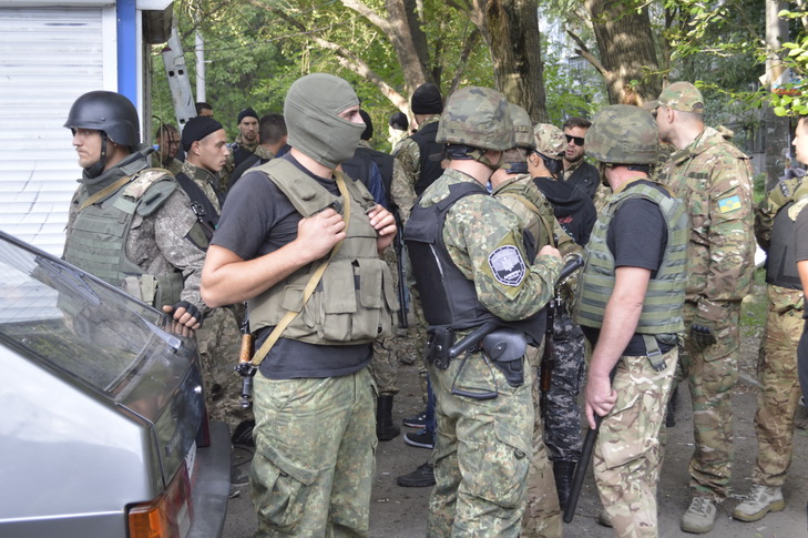 У Дніпрі правоохоронці силою відбивали комунальника від "захисників" кіоску - фото 3