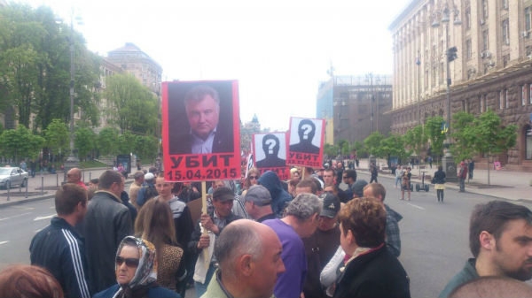 На Хрещатику "на честь" річниці трагедії в Одесі носили портрети  Бузини, Калашникова і Кенеді (ФОТО) - фото 1