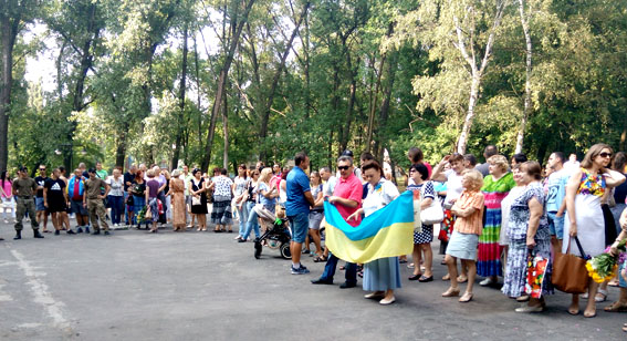 Як в Авдіївці з українськими прапорами святкували річницю свободи від сепаратистів - фото 3