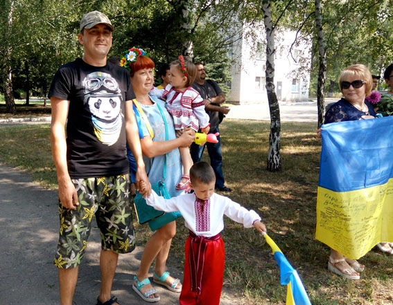 Як в Авдіївці з українськими прапорами святкували річницю свободи від сепаратистів - фото 2
