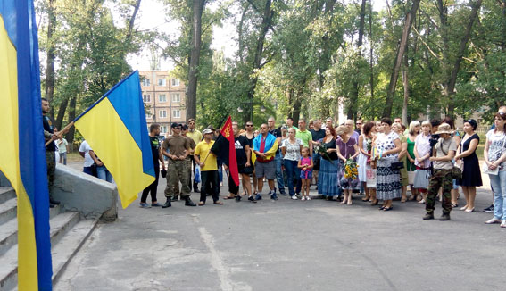 Як в Авдіївці з українськими прапорами святкували річницю свободи від сепаратистів - фото 1