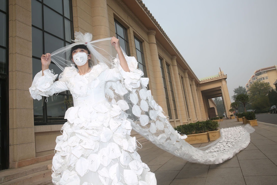 У Китаї зробили сукню із тисячі яєць  - фото 2