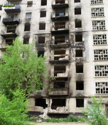 У Лисичанську мерія 5 місяців "не помічає" аварійно-небезпечний будинок (ФОТО) - фото 2 У Лисичанську мерія 5 місяців "не помічає" аварійно-небезпечний будинок (ФОТО) - фото 2