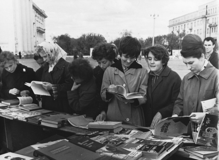 Дикий СРСР: Як знуджені громадяни міняли макулатуру на... макулатуру - фото 1