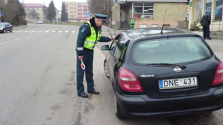 Що литовські поліцейські робили з жінками на 8 березня - фото 5