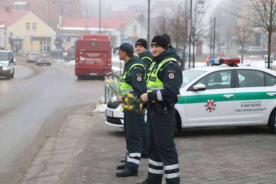 Що литовські поліцейські робили з жінками на 8 березня - фото 1