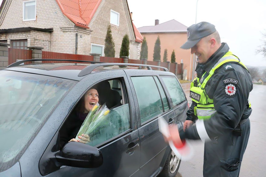Що литовські поліцейські робили з жінками на 8 березня - фото 3
