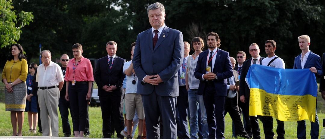 Порошенко у Варшаві віддав данину пам'яті жертвам Волинської трагедії - фото 1