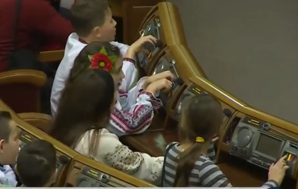 Новорічне засідання Ради: Як діти загиблих бійців АТО голосували за мир і європейську Україну - фото 3