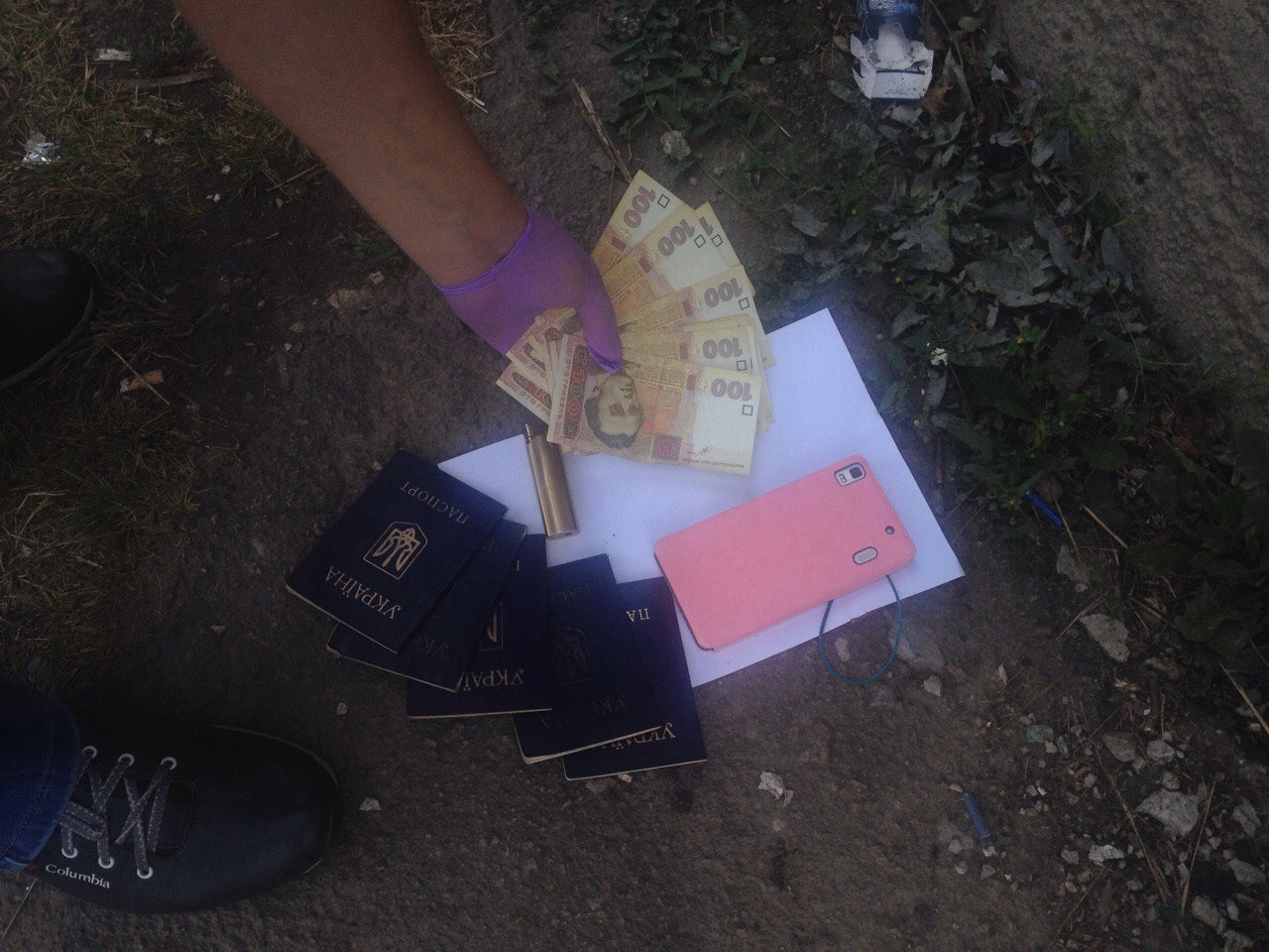 На Донеччині чиновник оформляв українські паспорти мешканцям "ДНР" (ФОТО) - фото 1