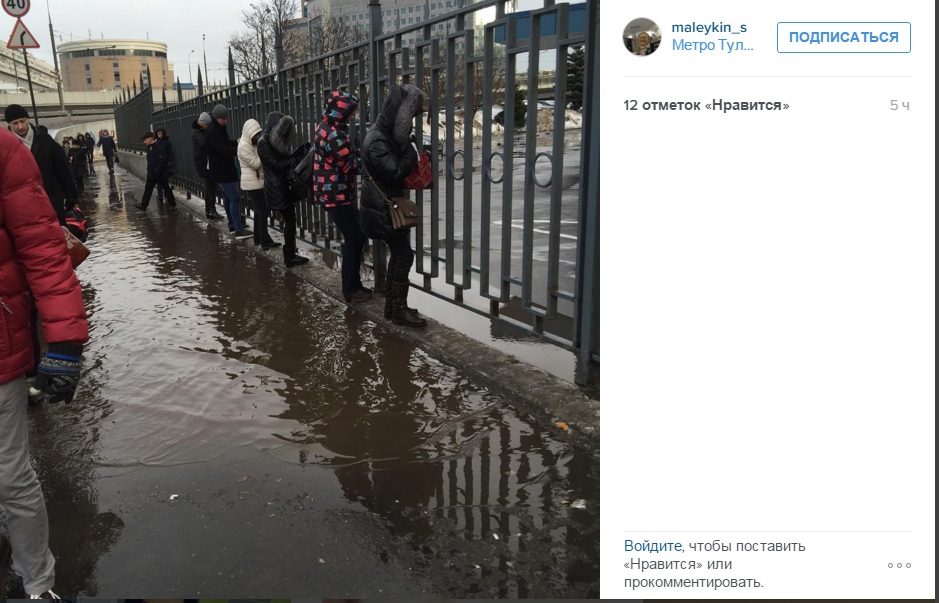 ФОТОФАКТ: На Росії люди замість доріг йдуть на роботу по заборам - фото 2