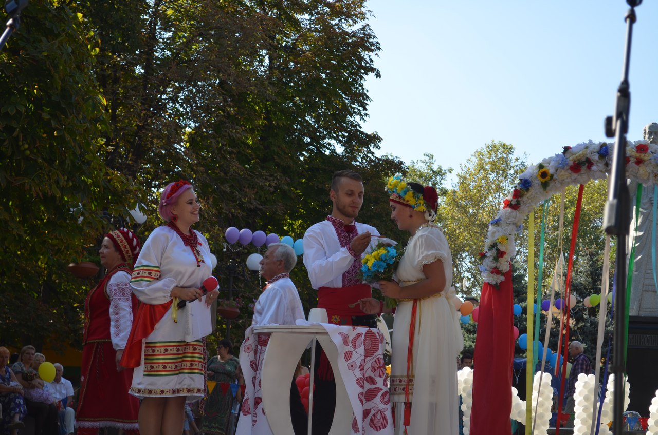 Миколаївці зіграли три весілля прямо в центрі міста