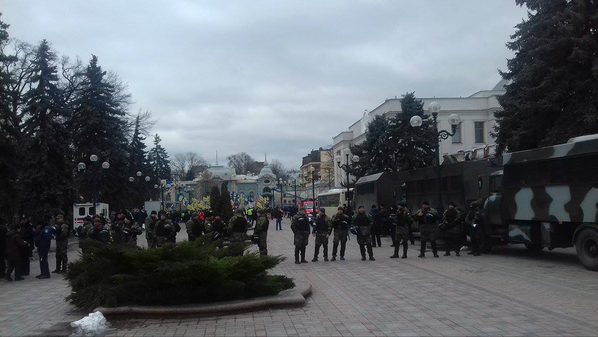 Під Радою на мітингу проти Яценюка лишилося 300 людей (ФОТО) - фото 1