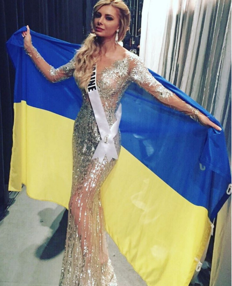 "Міс Україна Всесвіт" огорнулась у прапор, та залишилась без корони - фото 1