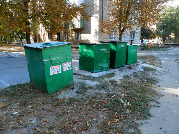 На Дніпропетровщині кандидат ставить автографи на бачках для сміття - фото 2