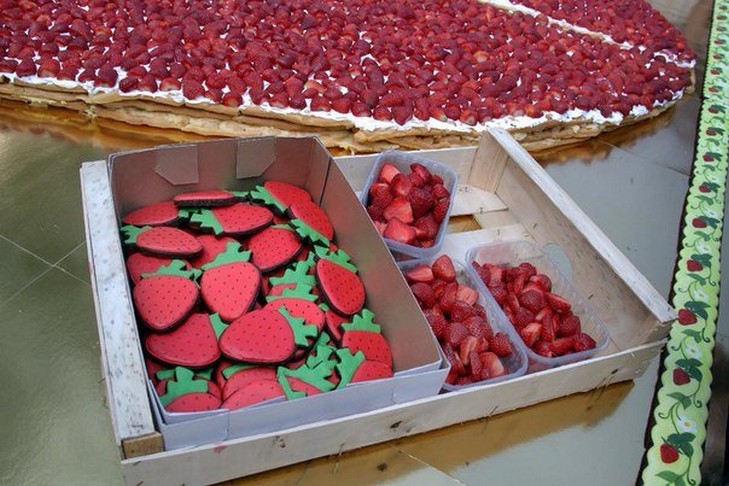 В Одесі встановили рекорд: зробили найбільший в Україні полуничний торт (ФОТО, ВІДЕО) - фото 1