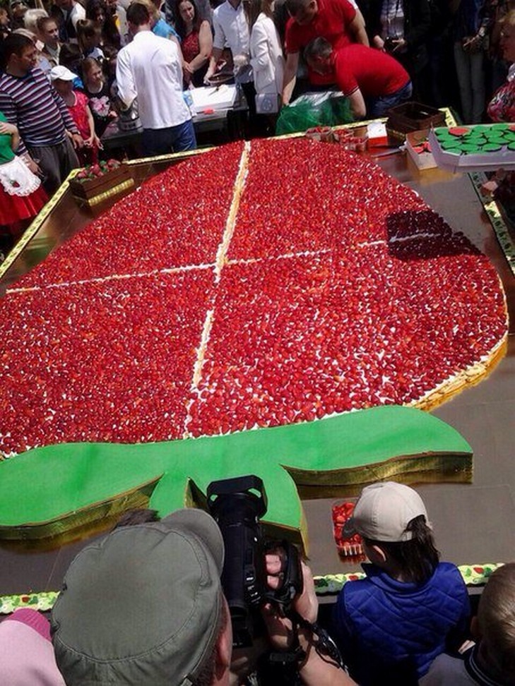 В Одесі встановили рекорд: зробили найбільший в Україні полуничний торт (ФОТО, ВІДЕО) - фото 2