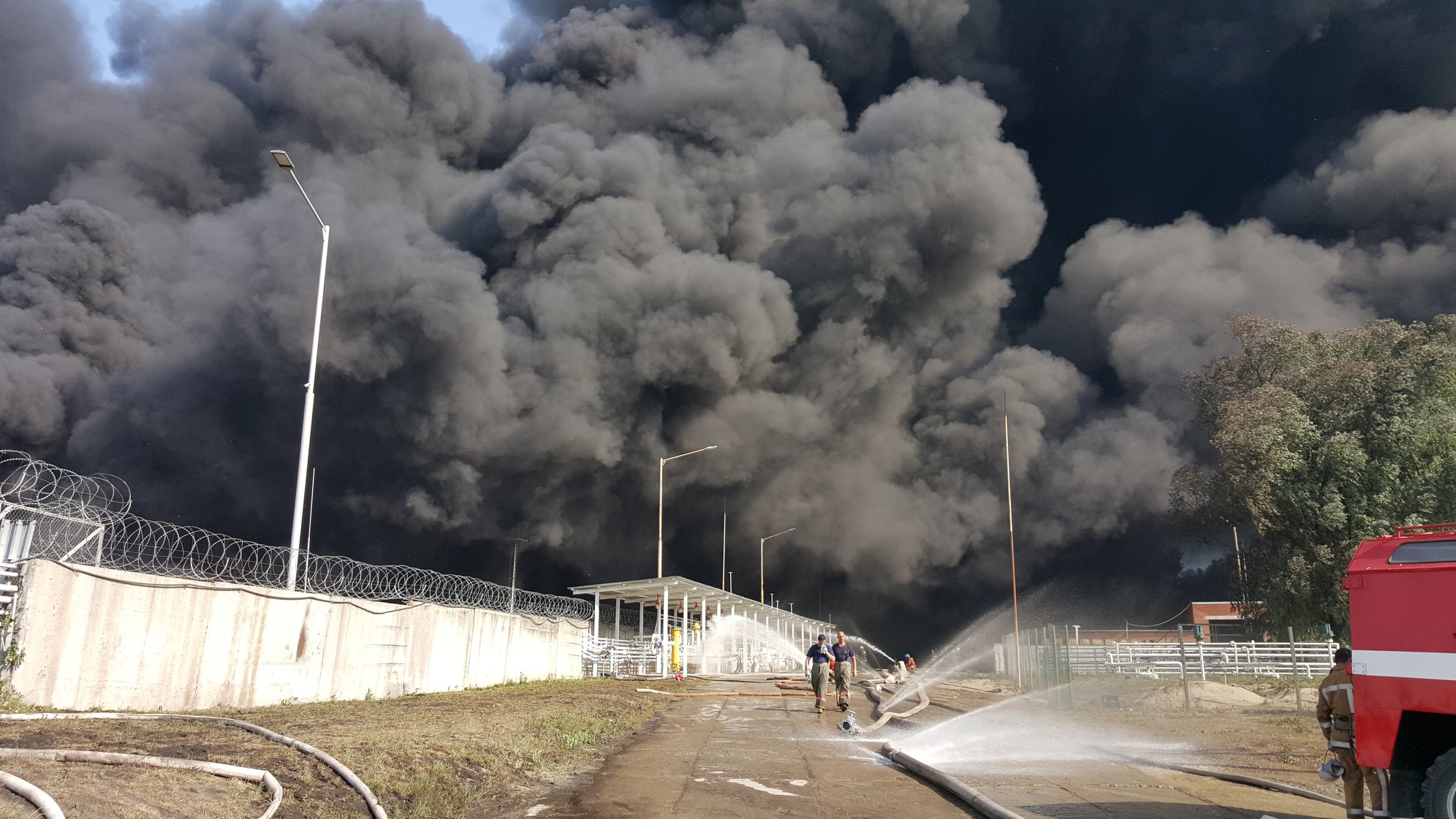На Київщині палає нафтобаза (ФОТО, ВІДЕО, ХРОНІКА ПОДІЙ) - фото 25