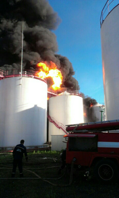 Як лютує пожежа на нафтобазі під Києвом: палають уже чотири резервуари (ФОТО, ВІДЕО) - фото 1