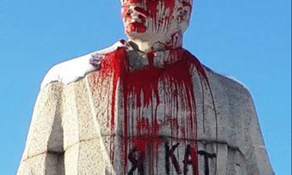 На Луганщині пам'ятник Леніну облили червоною фарбою - фото 1