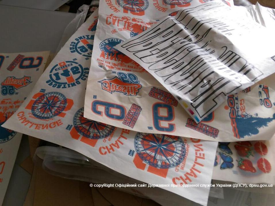 На Одещині силовики викрили цех з пошиття брендового одягу - фото 3